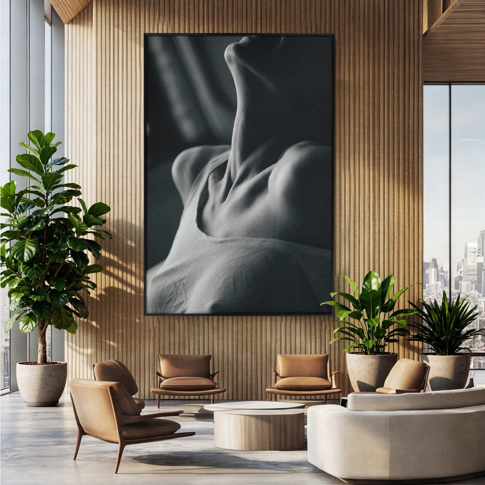 Tablou canvas cu fotografie alb-negru cu gatul arcuit al unei femei, in rama de aluminiu negru, pe perete intr-un birou